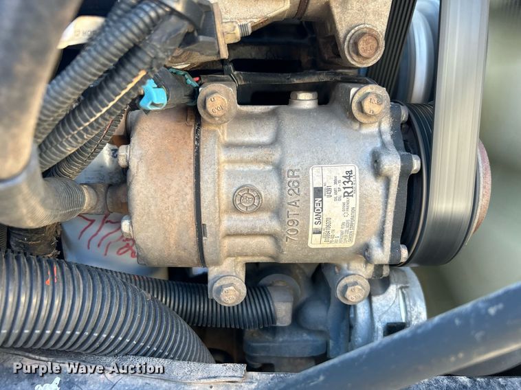 image for item DN0708 2014 Peterbilt  330 truck cab and chassis