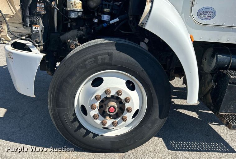 image for item DN0708 2014 Peterbilt  330 truck cab and chassis