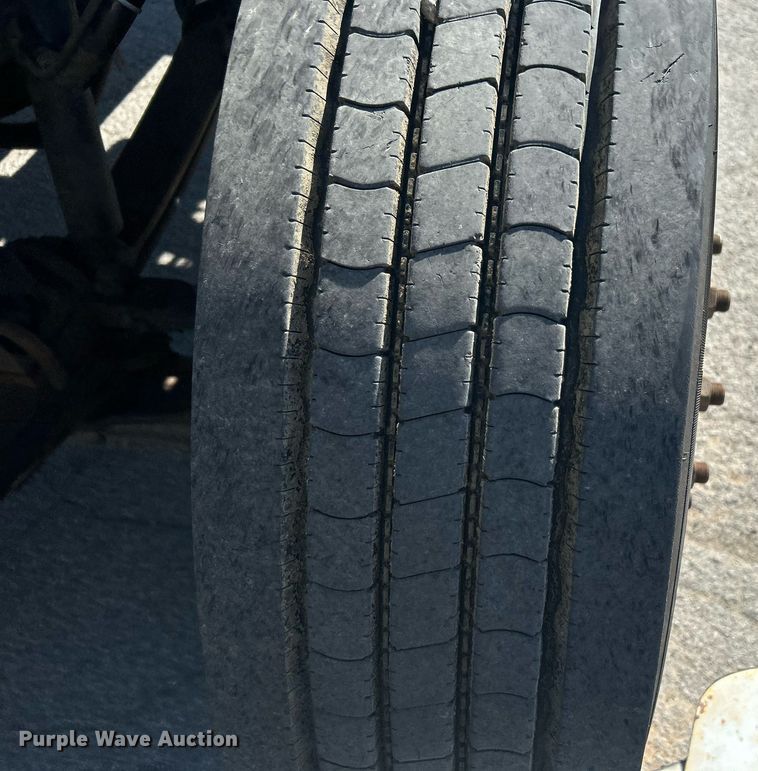 image for item DN0708 2014 Peterbilt  330 truck cab and chassis