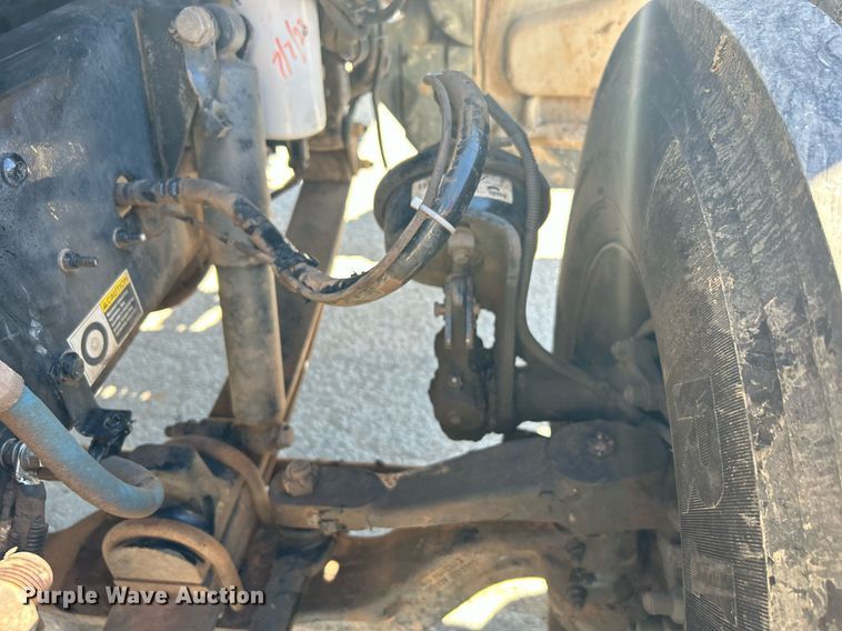 image for item DN0708 2014 Peterbilt  330 truck cab and chassis