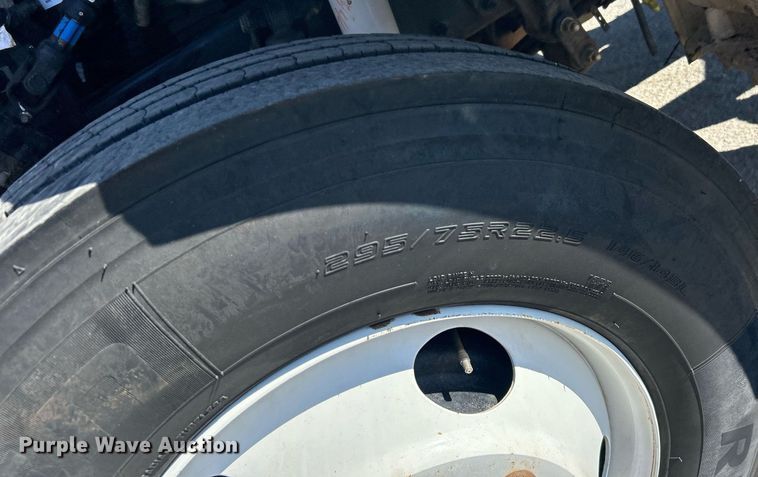 image for item DN0708 2014 Peterbilt  330 truck cab and chassis