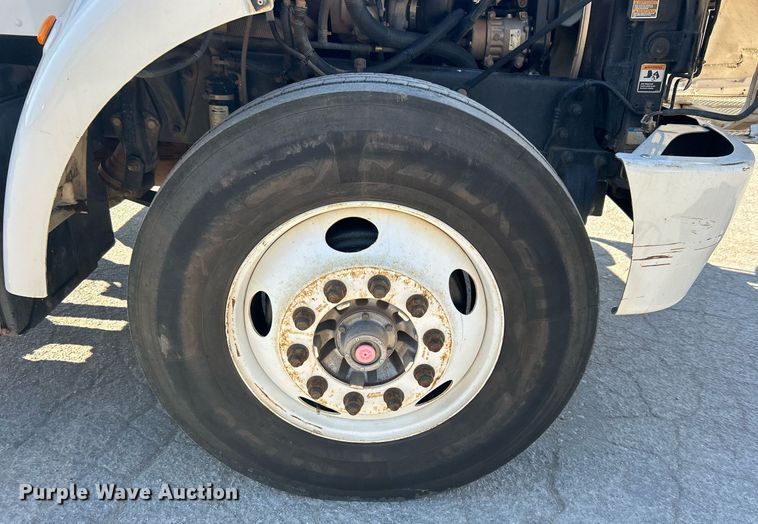 image for item DN0708 2014 Peterbilt  330 truck cab and chassis