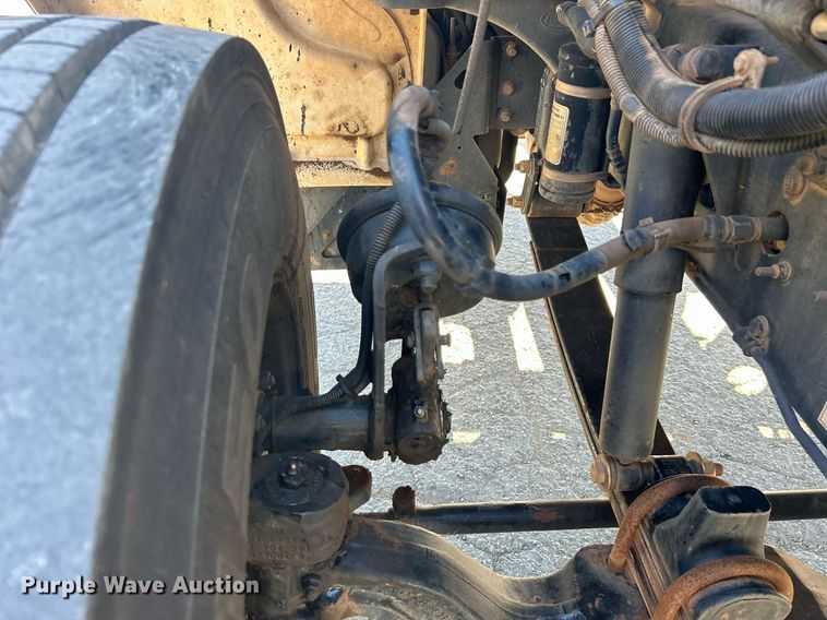 image for item DN0708 2014 Peterbilt  330 truck cab and chassis