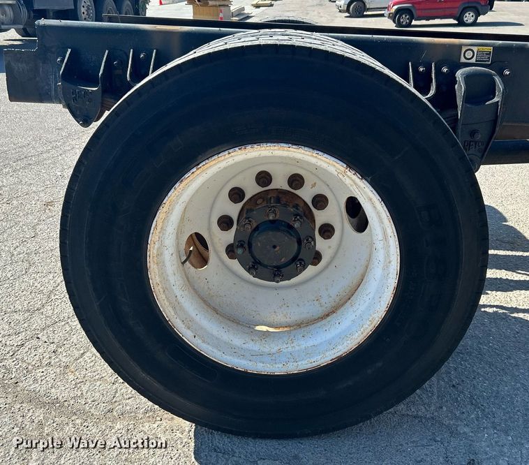 image for item DN0708 2014 Peterbilt  330 truck cab and chassis