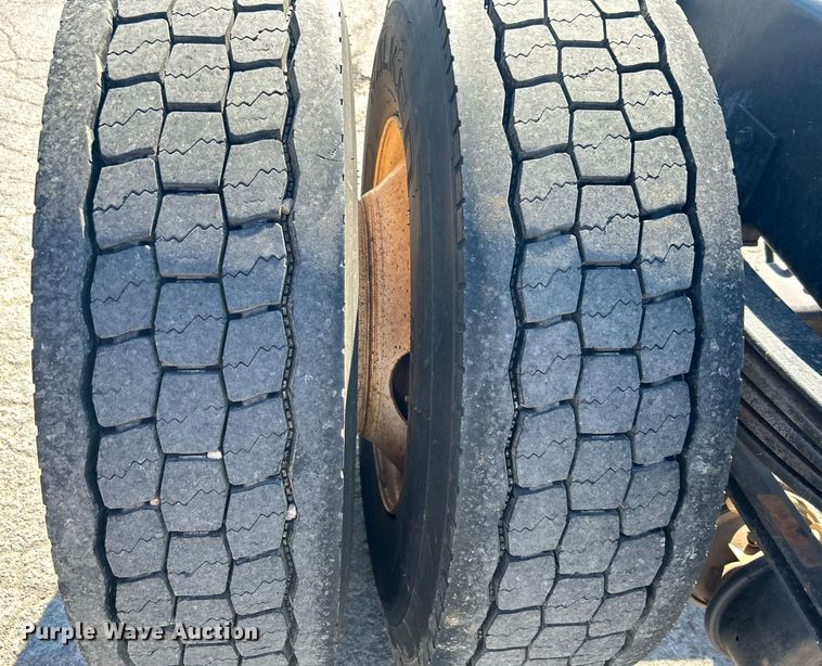 image for item DN0708 2014 Peterbilt  330 truck cab and chassis