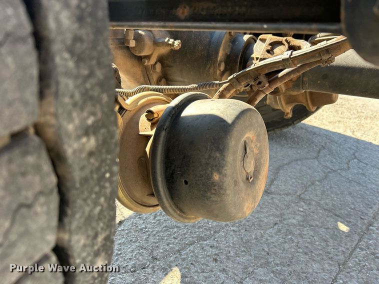 image for item DN0708 2014 Peterbilt  330 truck cab and chassis