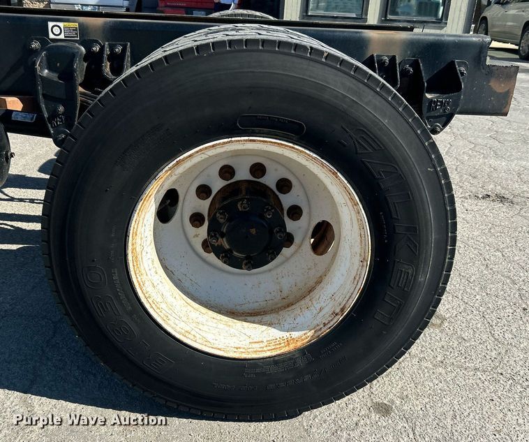 image for item DN0708 2014 Peterbilt  330 truck cab and chassis