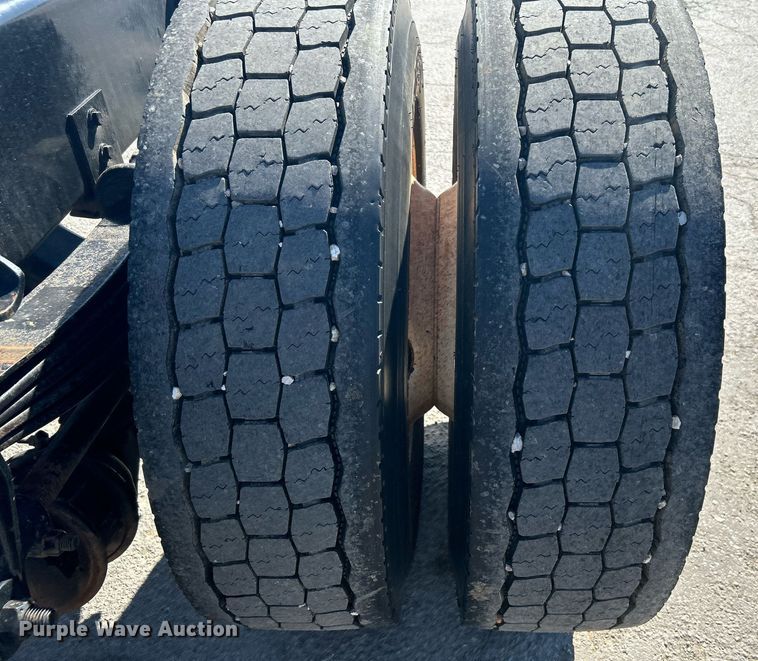 image for item DN0708 2014 Peterbilt  330 truck cab and chassis