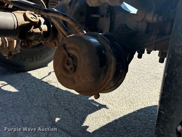 image for item DN0708 2014 Peterbilt  330 truck cab and chassis