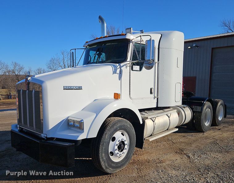 image for item DN7203 2009 Kenworth T800 semi truck