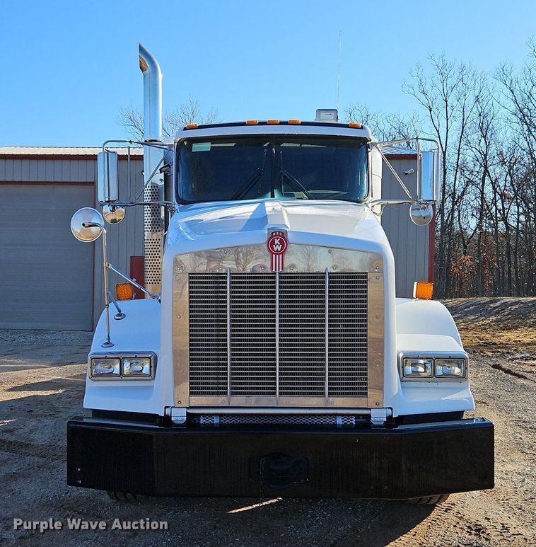 image for item DN7203 2009 Kenworth T800 semi truck