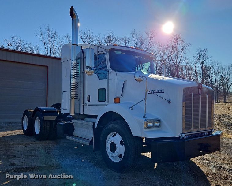 image for item DN7203 2009 Kenworth T800 semi truck