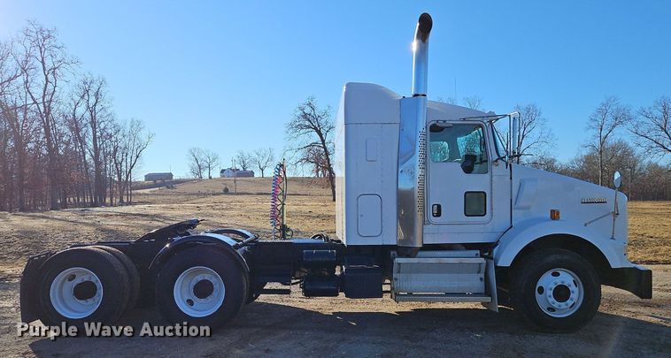 image for item DN7203 2009 Kenworth T800 semi truck