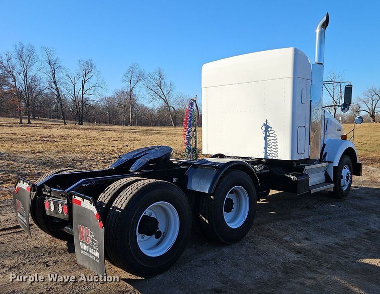image for item DN7203 2009 Kenworth T800 semi truck