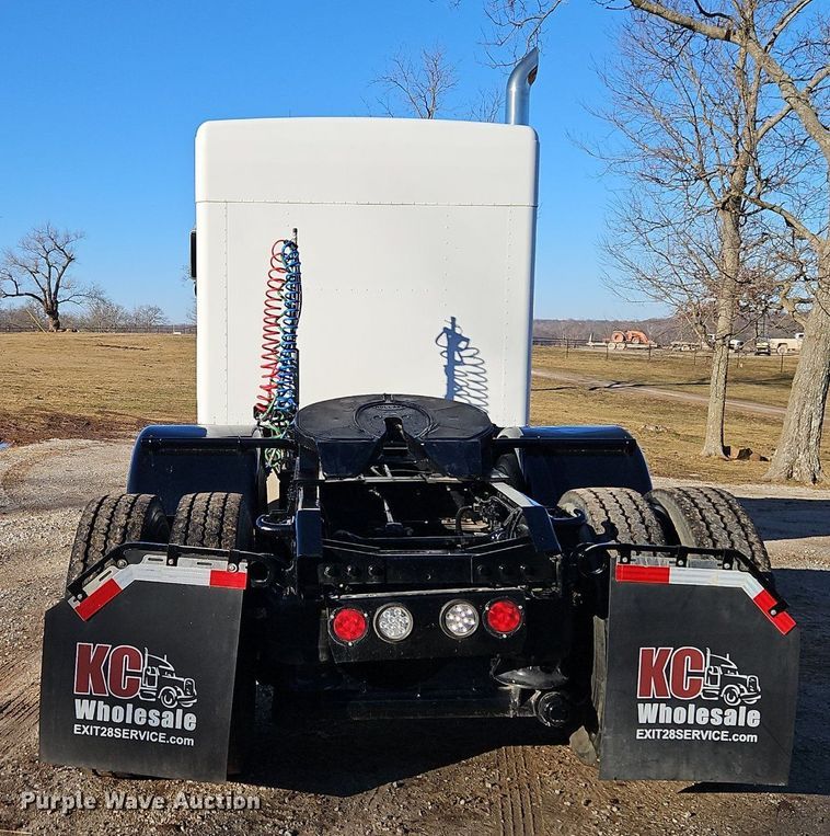 image for item DN7203 2009 Kenworth T800 semi truck