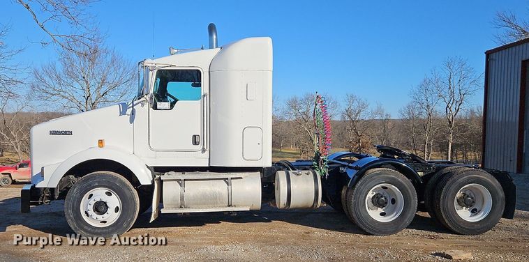 image for item DN7203 2009 Kenworth T800 semi truck