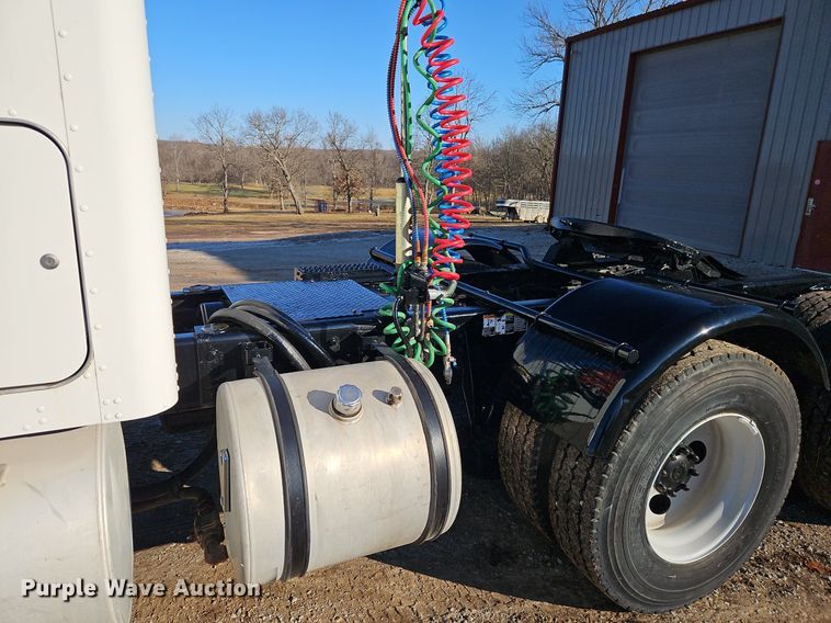 image for item DN7203 2009 Kenworth T800 semi truck