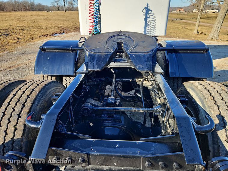 image for item DN7203 2009 Kenworth T800 semi truck