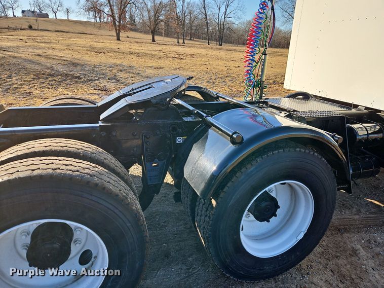 image for item DN7203 2009 Kenworth T800 semi truck