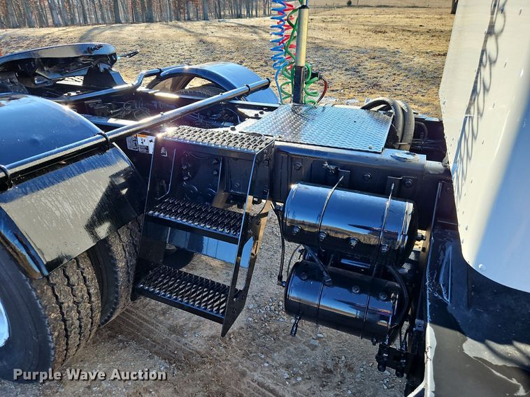 image for item DN7203 2009 Kenworth T800 semi truck