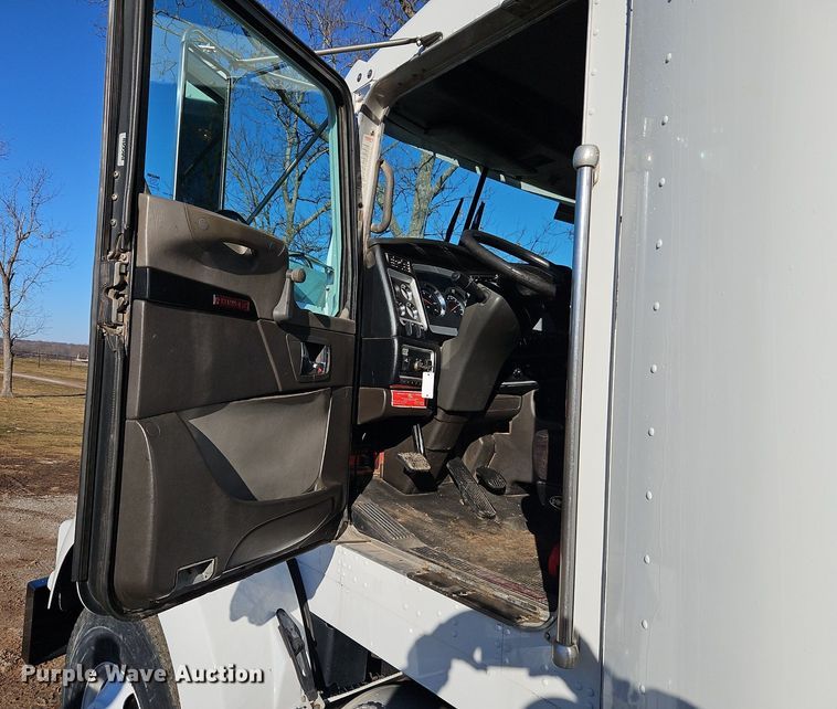 image for item DN7203 2009 Kenworth T800 semi truck