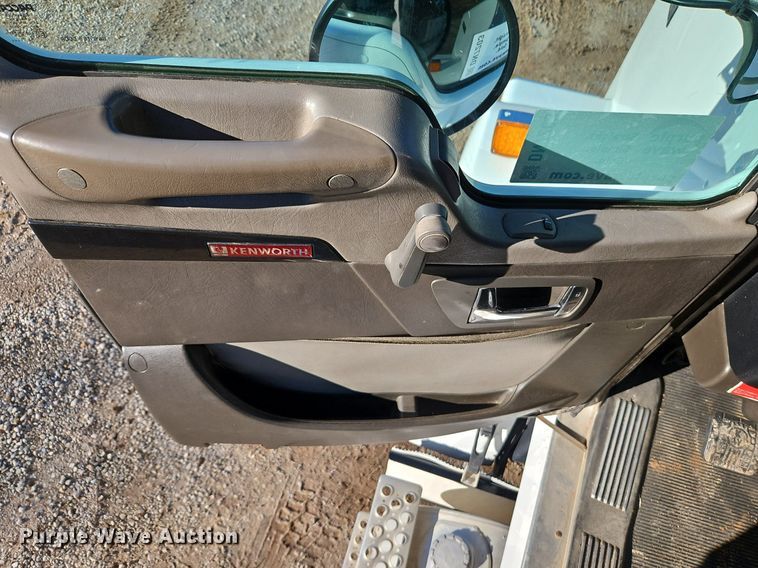 image for item DN7203 2009 Kenworth T800 semi truck