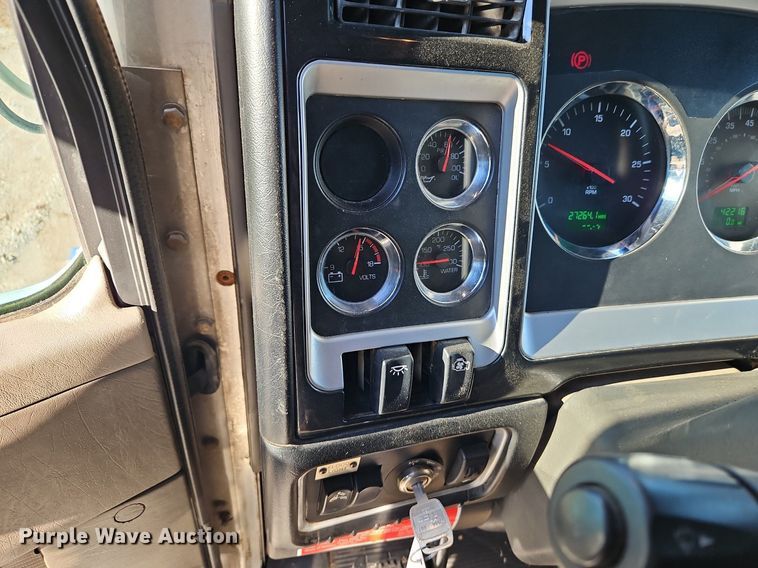 image for item DN7203 2009 Kenworth T800 semi truck