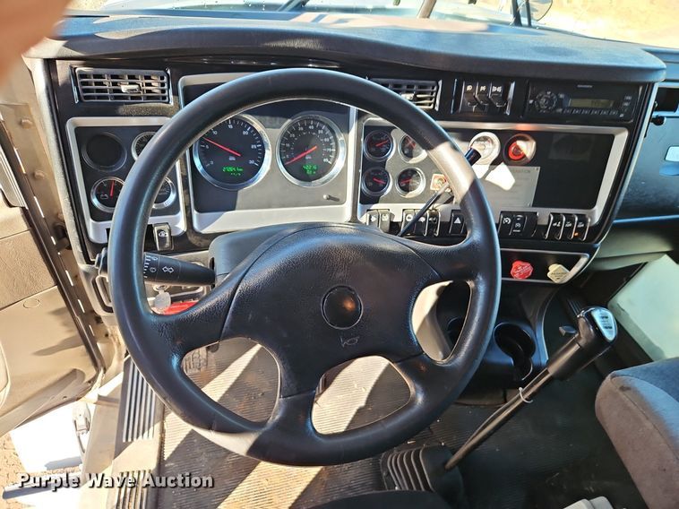 image for item DN7203 2009 Kenworth T800 semi truck