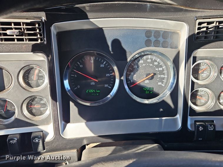 image for item DN7203 2009 Kenworth T800 semi truck