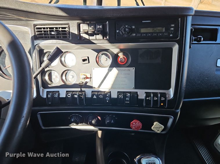 image for item DN7203 2009 Kenworth T800 semi truck