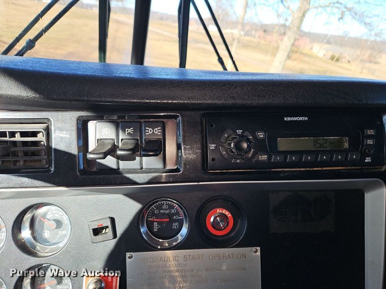 image for item DN7203 2009 Kenworth T800 semi truck