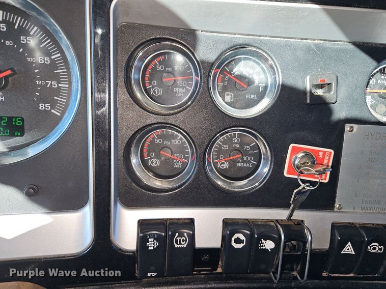 image for item DN7203 2009 Kenworth T800 semi truck