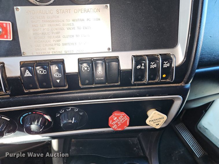 image for item DN7203 2009 Kenworth T800 semi truck