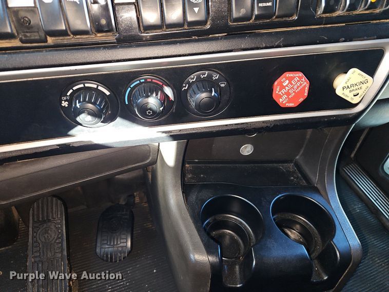 image for item DN7203 2009 Kenworth T800 semi truck