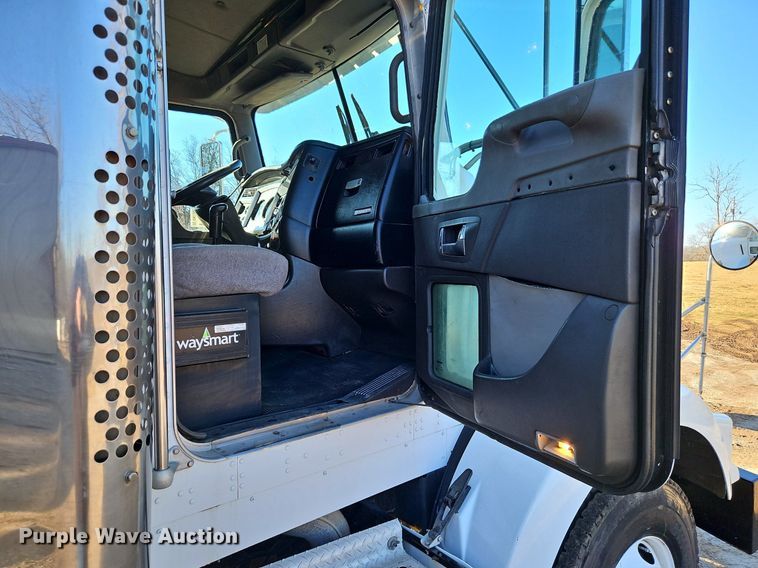 image for item DN7203 2009 Kenworth T800 semi truck