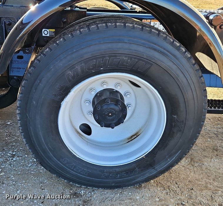 image for item DN7203 2009 Kenworth T800 semi truck