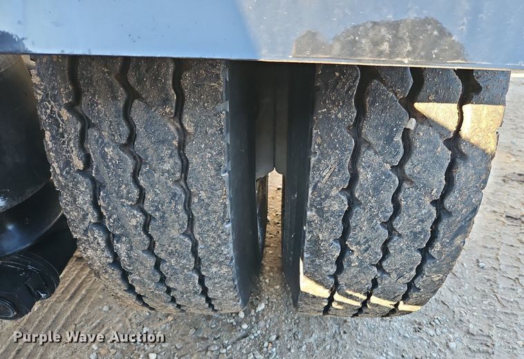 image for item DN7203 2009 Kenworth T800 semi truck