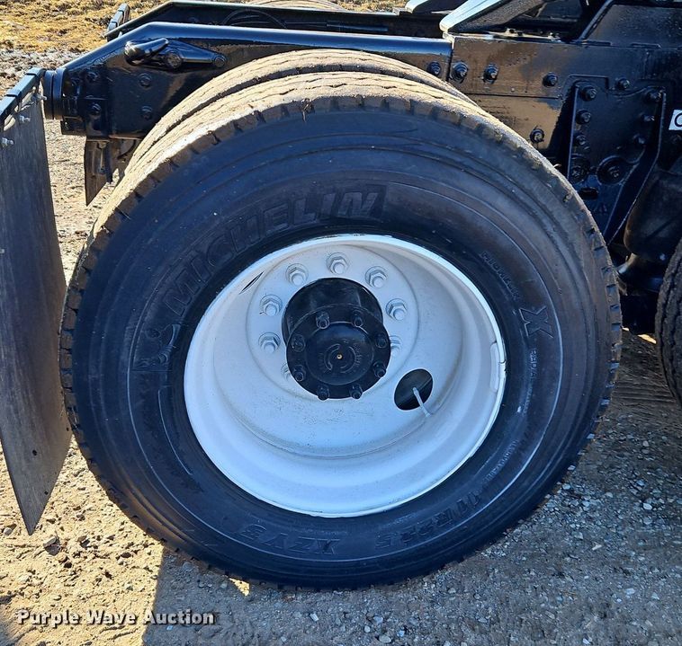 image for item DN7203 2009 Kenworth T800 semi truck