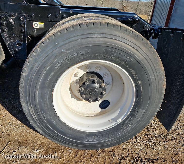 image for item DN7203 2009 Kenworth T800 semi truck