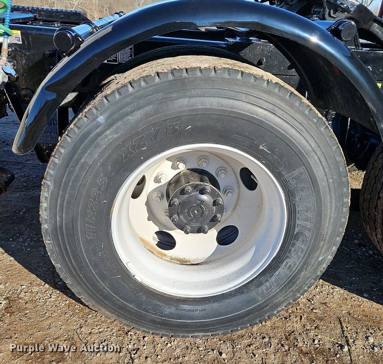 image for item DN7203 2009 Kenworth T800 semi truck