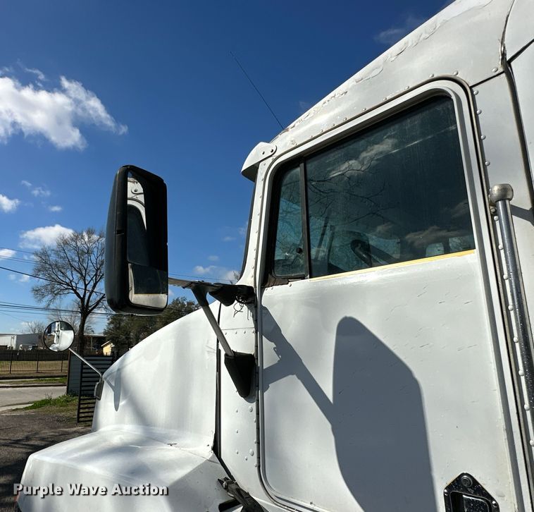 image for item DN7681 2005 Kenworth  T600 semi truck