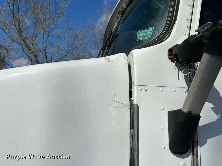 image for item DN7681 2005 Kenworth  T600 semi truck