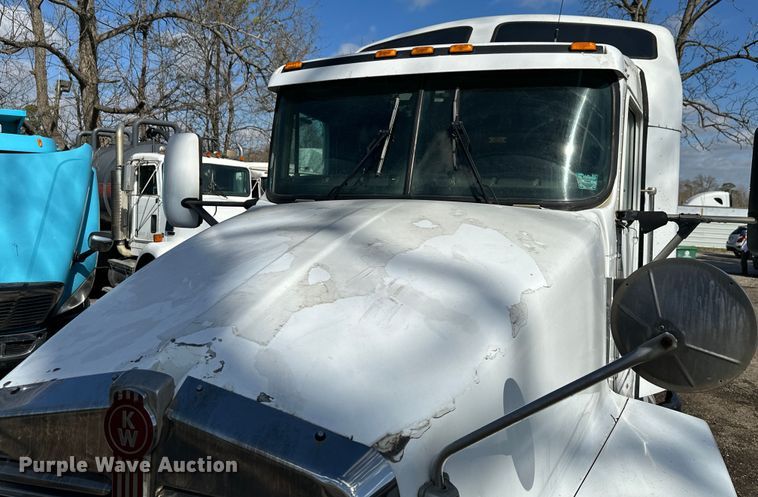 image for item DN7681 2005 Kenworth  T600 semi truck