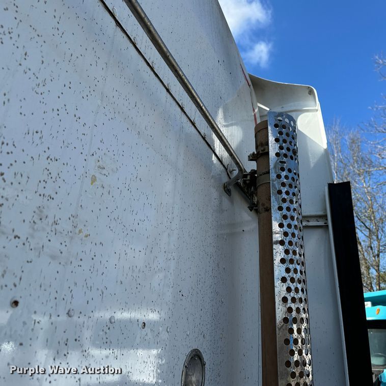 image for item DN7681 2005 Kenworth  T600 semi truck