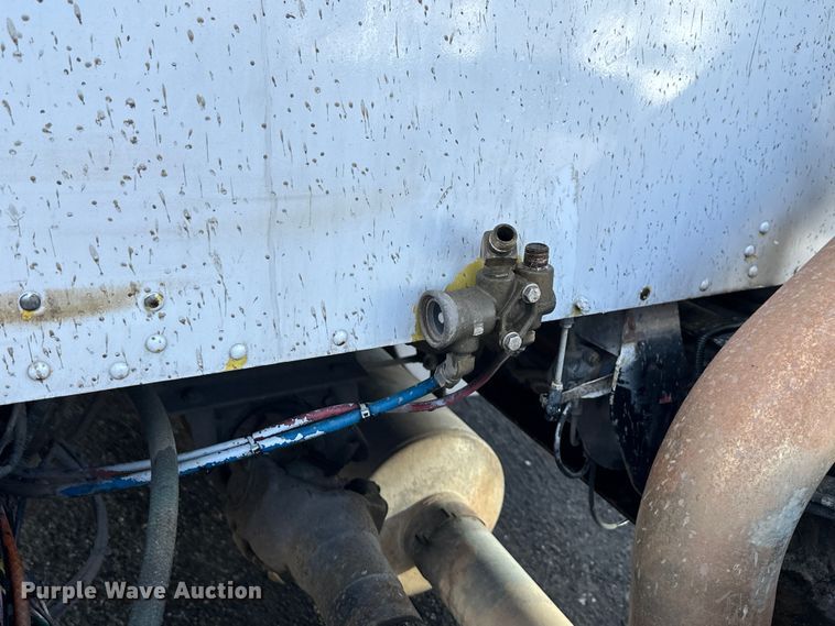 image for item DN7681 2005 Kenworth  T600 semi truck