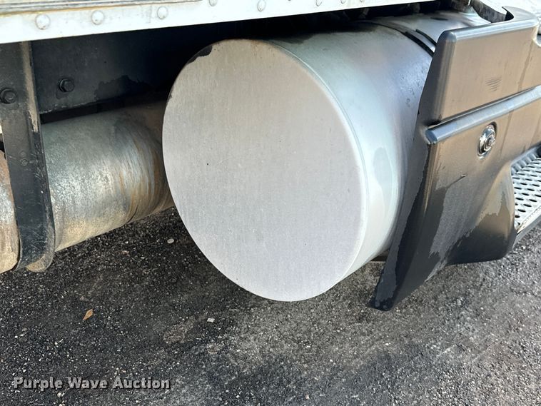 image for item DN7681 2005 Kenworth  T600 semi truck