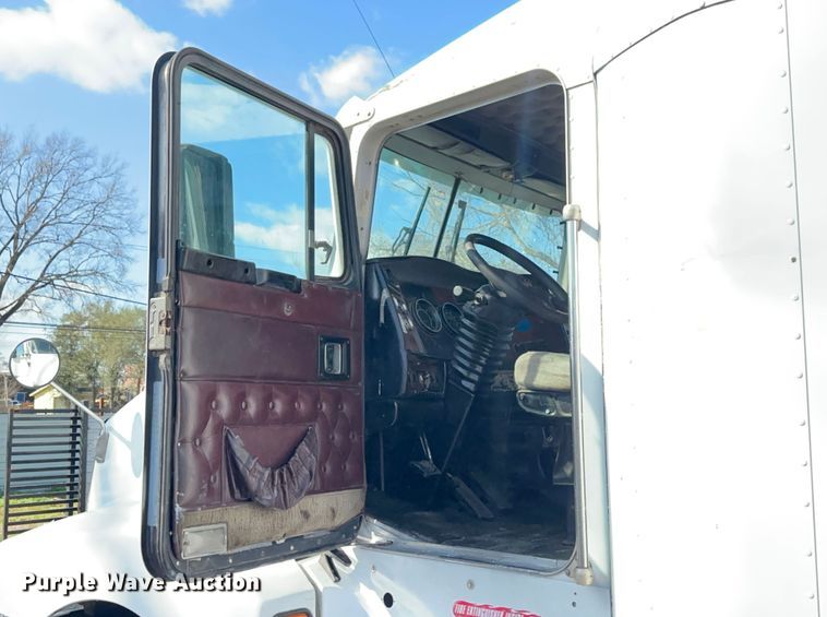 image for item DN7681 2005 Kenworth  T600 semi truck