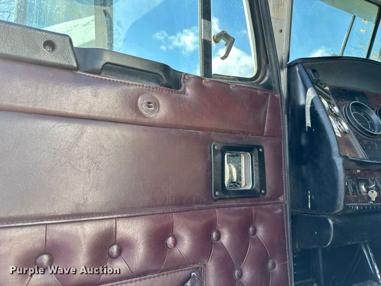 image for item DN7681 2005 Kenworth  T600 semi truck