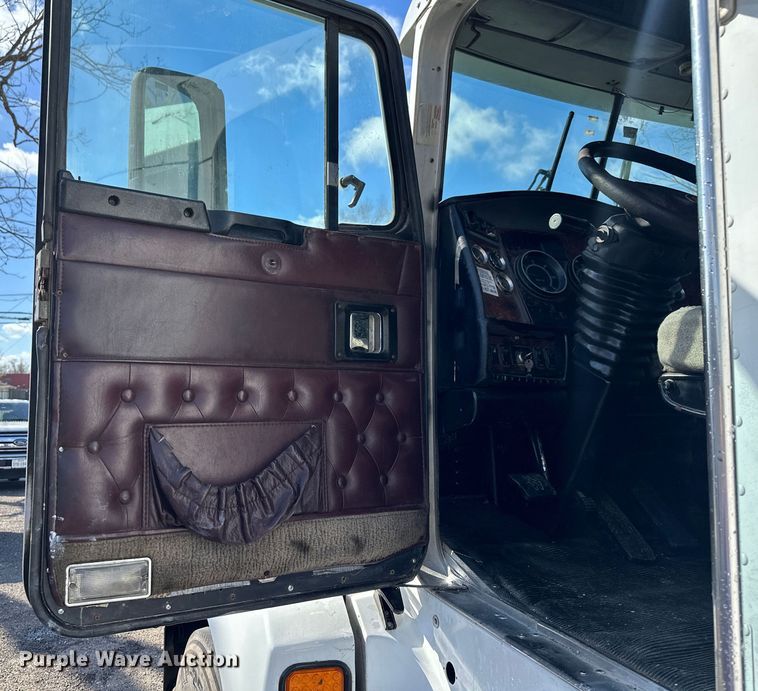 image for item DN7681 2005 Kenworth  T600 semi truck