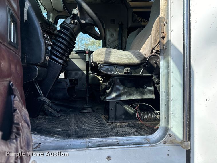 image for item DN7681 2005 Kenworth  T600 semi truck